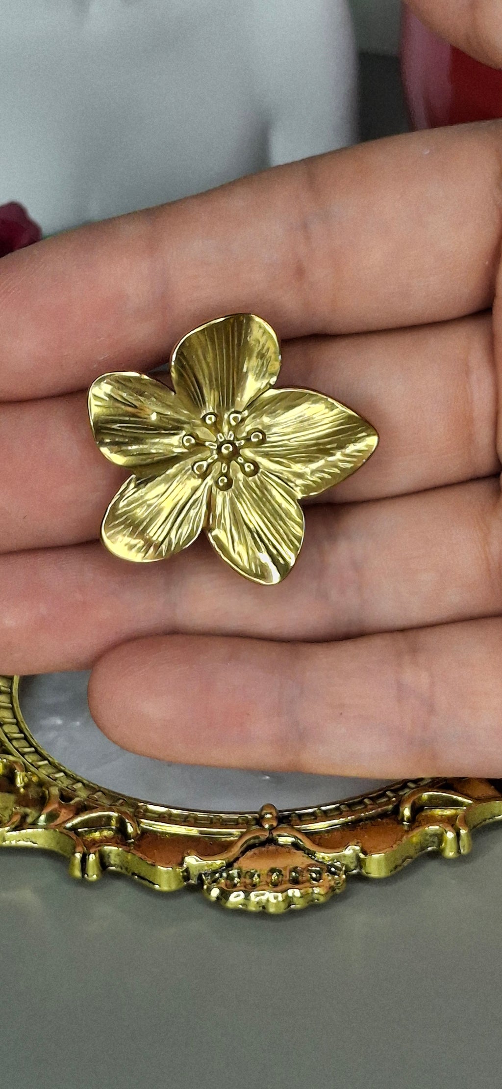 Anillo flor grande